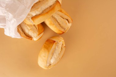 Temiz bej arkaplanlı taze fırınlanmış un ekmeği boş boşlukla hava üst görüş açısında.