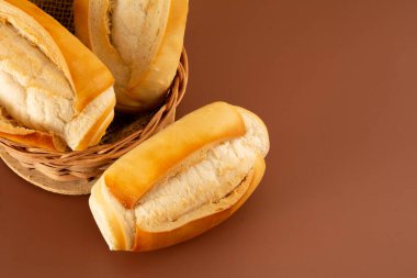 Kahverengi arkaplanda fırınlanmış un ekmeği. Havadan bakıldığında boş alan açısıyla.