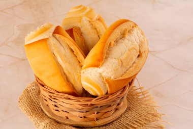 Taze pişmiş un ekmeği bir sepetin içinde mermer kaplı temiz bir zemin boş boşlukla ön görüş açısı.