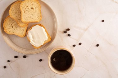 Mermer arka planda krem peynirli tost.