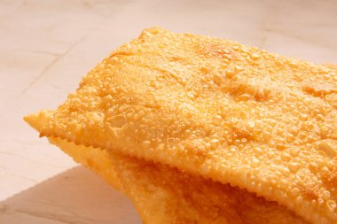 Pastel de Feira timsah brasileiro geleneksel kızarmış sokak yemekleri izole edilmiş.
