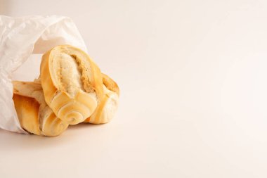 Beyaz arkaplanda taze pişmiş un ekmeği. Ön manzara fotoğrafında boş alan var.