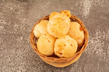 Brezilya peyniri, ahşap bir sepetin içinde izole edilmiş, havadan bakıldığında koyu arka planda.