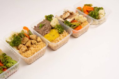 Sağlıklı paketlenmiş beslenme çantası, hazır yemek. Önden temiz beyaz arka plan görünümlü.