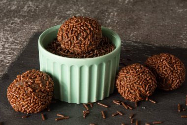 Brigadeiro Brezilya Çikolata Topları Parti şekeri Çikolata taneleri ön manzara koyu arkaplan