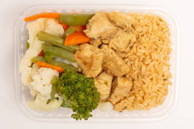 Sağlıklı tavuk beslenme çantasını üst hava manzarasına yerleştirdi. Temiz beyaz arka plan.