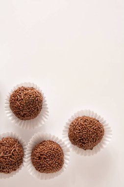 Çikolatalı yer mantarı topları Brigadeiro Brezilya şekeri ve çikolata taneleri.