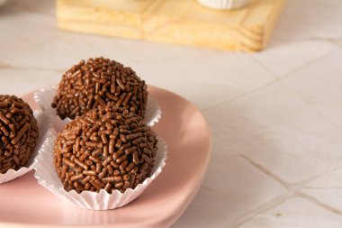 Çikolatalı yer mantarı topları Brigadeiro Brezilya şekeri ve çikolata taneleri.