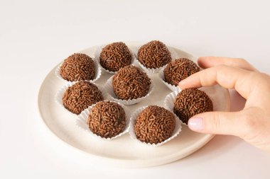 Çikolatalı yer mantarı topları Brigadeiro Brezilya şekeri ve çikolata taneleri.