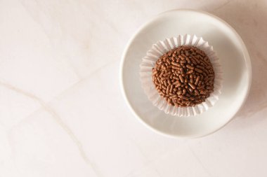 Çikolatalı trüf mantarı Brigadeiro Brezilya şekeri ve çikolata taneleri hava manzarası temiz arkaplan