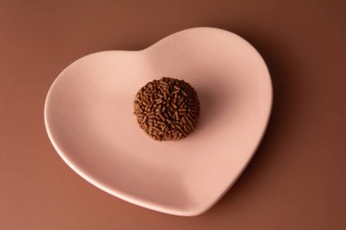 Çikolatalı trüf mantarı Brigadeiro Brezilya şekeri ve çikolata taneleri hava manzarası kahverengi arka plan