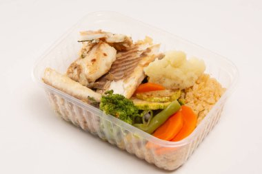 Sağlıklı sebzeler ve balıklar beslenme çantalarını hava manzarasının önüne koydular. Temiz beyaz arka plan.