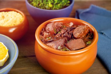 Brezilyalı Feijoada Domuz pastırmalı siyah fasulye güveci, domuz sosisi ve kurutulmuş et.