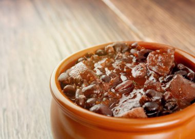 Brezilyalı Feijoada Domuz pastırmalı siyah fasulye güveci, domuz sosisi ve kurutulmuş et.