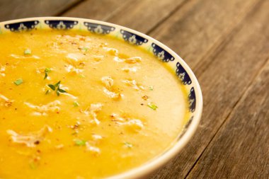 Caldo de mandioca com frango desfiado, ervas frescas e pimenta calabresa