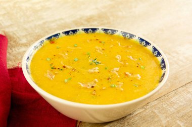 Caldo de mandioca com frango desfiado, ervas frescas e pimenta calabresa