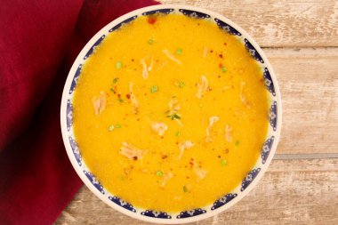 Creme de mandioca com frango desfiado, ervas frescas e pimenta calabresa vista aerea