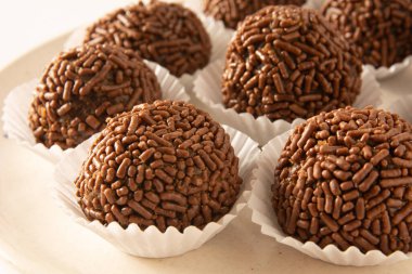 Çikolatalı yer mantarı topları Brigadeiro Brezilya şekeri ve çikolata taneleri.