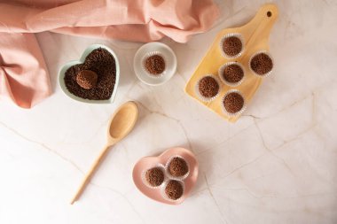 Çikolatalı yer mantarı topları Brigadeiro Brezilya şekeri ve çikolata taneleri hava manzarası temiz arkaplan