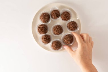 Çikolatalı yer mantarı topları Brigadeiro Brezilya şekeri ve çikolata taneleri hava manzarası temiz arkaplan