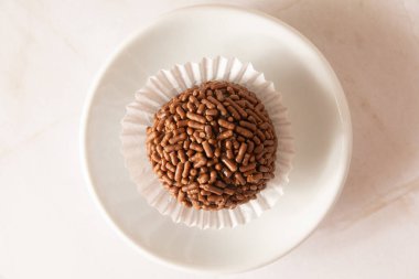 Çikolatalı trüf mantarı Brigadeiro Brezilya şekeri ve çikolata taneleri hava manzarası temiz arkaplan