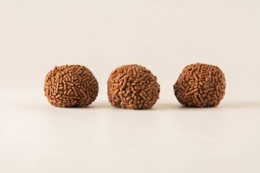 Çikolatalı yer mantarı topları Brigadeiro Brezilya şekeri ve çikolata taneleri hava manzarası temiz arkaplan