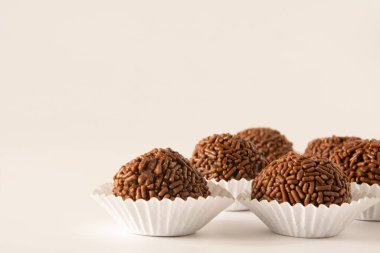 Brigadeiro Brezilya Çikolata Topları Çikolata taneli parti şekeri Önden temiz arka plan