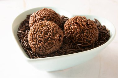 Çikolatalı yer mantarı topları Brigadeiro Brezilya şekeri ve çikolata taneleri.