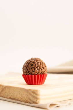 Brigadeiro çikolatalı yer mantarı topları. Üstünde de kağıt bir paketin içinde çikolata var.