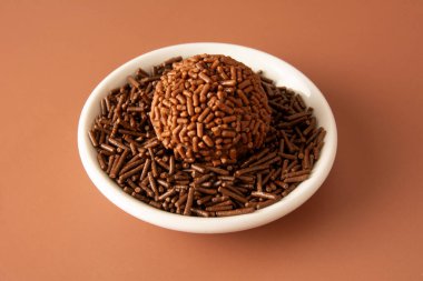 Brigadeiro Brezilya Çikolata Topları Çikolata taneli şeker Hava görüşlü koyu arkaplan