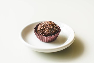 Çikolatalı yer mantarı Brigadeiro Brezilya parti şekeri çikolata taneli, hava manzaralı, beyaz arka plan