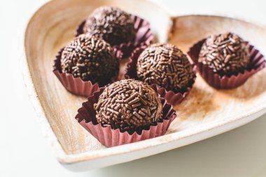 Brigadeiros, geleneksel Brezilya şekeri, doğum günü partisi şekeri, şömine şeklinde bir tabakta