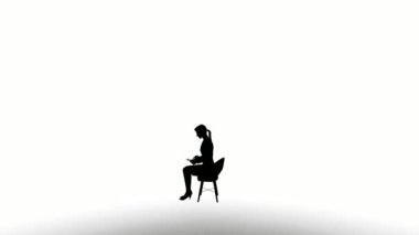 Silüet insanlar beyaz arka plana oturur. Silüet siyah insanlar beyaz ekranla iletişim kurmak için otururlar. Animasyon için tasarım, insanlar oturur, izole eder, konuşur, kişi, insan, siluet vücut.