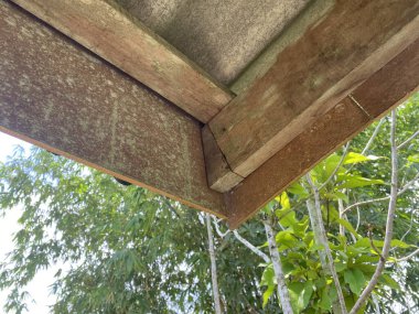 Yapı yapımı çatı ahşap malzeme mimarisi bina fotoğrafı. yapı çatısı tasarımı ev ögesi modern arka plan konut iş soyut yapı evi.