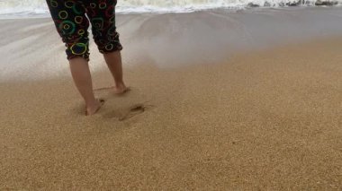 Kadınlar kumsalda yürür yaz tatili seyahati okyanus denizi. Su tropikal yaşam tarzı doğa güneşi güzel insanlar açık havada gökyüzü rahatlaması.