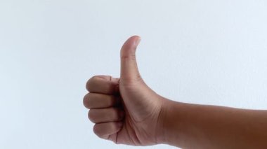 El hareketi. İnsan bileği işareti. Beyaz izole edilmiş. Elleri boş avuç içini gösteren yetişkin el kol hareketleri. dokunma kavramı vücut iletişim simgesi insanlar başparmak yakın çekim.