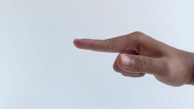 El hareketi. İnsan bileği işareti. Beyaz izole edilmiş. Elleri boş avuç içini gösteren yetişkin el kol hareketleri. dokunma kavramı vücut iletişim simgesi insanlar başparmak yakın çekim.