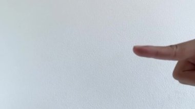 El hareketi. İnsan bileği işareti. Beyaz izole edilmiş. Elleri boş avuç içini gösteren yetişkin el kol hareketleri. dokunma kavramı vücut iletişim simgesi insanlar başparmak yakın çekim.