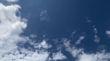 Gökyüzü bulutlu bulutlu güzel bulutlu mavi zaman çizelgesi yaz mevsimi uzayı. Kabarık tüylü kümülüs manzara ışık arka plan güzellik akşam zaman atlaması. renk ufku güneşli açık hava güneşli güneş ışığı.