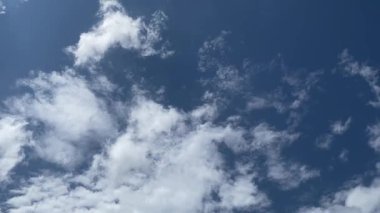 Gökyüzü bulutlu bulutlu güzel bulutlu mavi zaman çizelgesi yaz mevsimi uzayı. Kabarık tüylü kümülüs manzara ışık arka plan güzellik akşam zaman atlaması. renk ufku güneşli açık hava güneşli güneş ışığı.