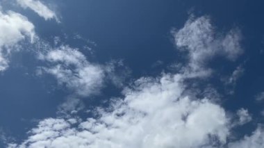 Gökyüzü bulutlu bulutlu güzel bulutlu mavi zaman çizelgesi yaz mevsimi uzayı. Kabarık tüylü kümülüs manzara ışık arka plan güzellik akşam zaman atlaması. renk ufku güneşli açık hava güneşli güneş ışığı.