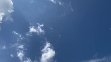 Gökyüzü bulutlu bulutlu güzel bulutlu mavi zaman çizelgesi yaz mevsimi uzayı. Kabarık tüylü kümülüs manzara ışık arka plan güzellik akşam zaman atlaması. renk ufku güneşli açık hava güneşli güneş ışığı.