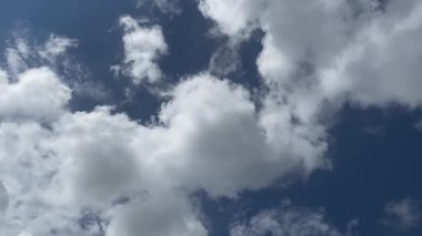 Gökyüzü bulutlu bulutlu güzel bulutlu mavi zaman çizelgesi yaz mevsimi uzayı. Kabarık tüylü kümülüs manzara ışık arka plan güzellik akşam zaman atlaması. renk ufku güneşli açık hava güneşli güneş ışığı.