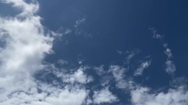 Gökyüzü bulutlu bulutlu güzel bulutlu mavi zaman çizelgesi yaz mevsimi uzayı. Kabarık tüylü kümülüs manzara ışık arka plan güzellik akşam zaman atlaması. renk ufku güneşli açık hava güneşli güneş ışığı.