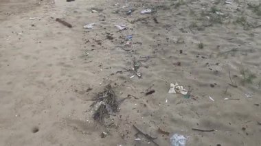 Deniz çevresi doğası çöplüğü çöplüğü çöplük çöplüğü ekoloji plastik kirliliği. Okyanus geri dönüşümü çevresel çanta kirli şişe su kumu sorunu. Koruma plajı geri dönüşüm arkaplanı.
