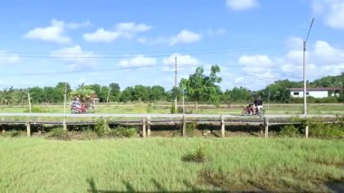Alan yeşil peyzaj tarım güneş doğası çimen gökyüzü. Kırsal tarım arazisi güzel güneş ışığı mavi tarım arazisi gün batımı. Gün bitkisi, bahar, bulut, beyaz mahsul..