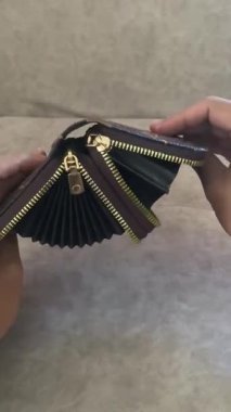 İş parası cüzdan nakit finans açık tutucu ekonomi kötü mali. Kredi boş yoksulluk eli üzgün iflas etmiş deriyi gösteriyor. Kişinin tasarruf krizi sorunu ödeme iflası.