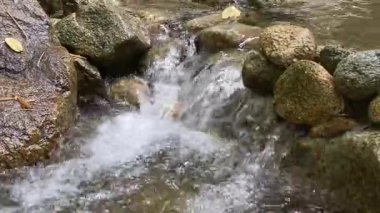 Şelale doğası manzara seyahat nehir manzaralı turizm. Su arka plandan düşer doğal kaya yeşil dağ gökyüzü manzarası güzel şelale yazı. Orman ıslağı çevre güzelliği.