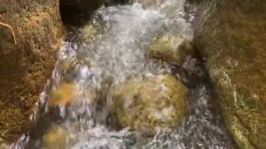 Şelale doğası manzara seyahat nehir manzaralı turizm. Su arka plandan düşer doğal kaya yeşil dağ gökyüzü manzarası güzel şelale yazı. Orman ıslağı çevre güzelliği.