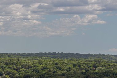 bulutlu yeşil ve mavi gökyüzü